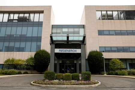 　米政府は８月２２日、新型コロナウイルスに対する新しい療法とワクチンの開発を支援するため１４億ドルを充てたと発表した。写真はリジェネロン・ファーマシューティカルズのロゴ。２０２０年９月、ニューヨーク州で撮影（２０２３年　ロイター/Brendan McDermid）