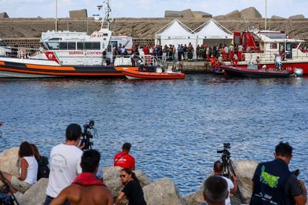 南部シチリア島の州都パレルモ沖合で１９日に沈没した大型ヨット乗船者の捜索救助活動で、船内から４人の遺体が発見された。パレルモ沖合で２１日撮影（２０２４年　ロイター/Louiza Vradi）