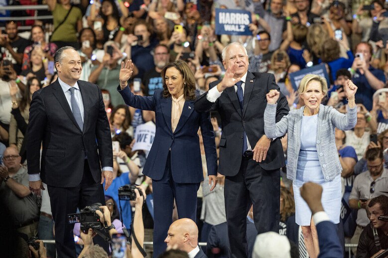 副大統領候補に指名したウォルツ（右から２人目）を紹介するカマラ・ハリス。右端は妻のグウェン・ウォルツ（8月6日、フィラデルフィア）　Photo by Lev Radin/Sipa USA