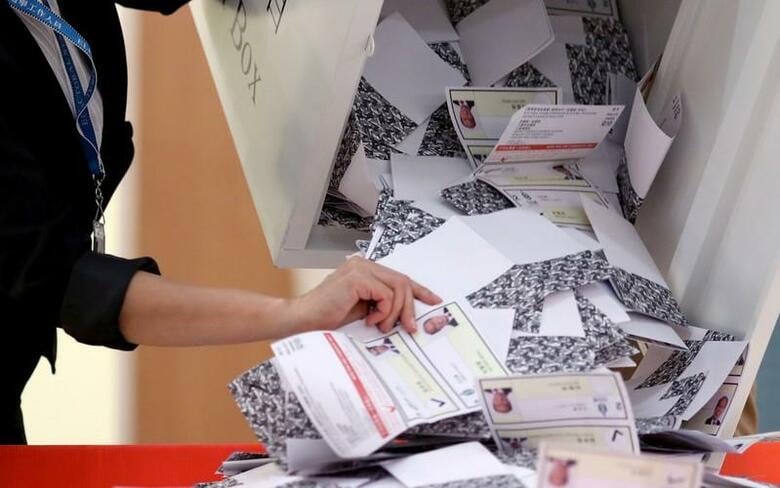 政府への抗議活動が続く香港で24日に実施された区議会選挙は、投票率が過去最高となり、開票の初期段階で民主派が大きくリードしている。投票所で24日撮影（2019年　ロイター／Athit Perawongmetha）