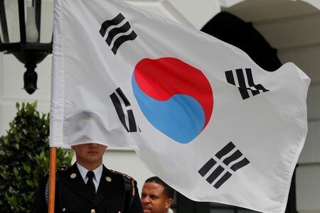 　７月１日、韓国疾病予防管理局（ＫＣＤＣ）は、米製薬ギリアド・サイエンシズが寄付した新型コロナウイルス感染症治療薬「レムデシビル」の提供を開始したと発表した。写真はワシントンで昨年４月撮影（２０２０年　ロイター／CARLOS BARRIA）