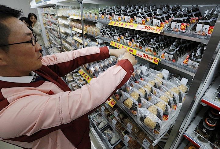 公正取引委員会の杉本和行委員長は、コンビニの24時間営業問題に関連して、優越的地位にある者が契約見直しを一方的に拒絶することは優越的地位の濫用として問題になり得るとの認識を示した。写真は東京都内にあるコンビニ　Toru Hanai - REUTERS