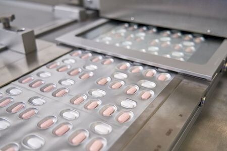 米製薬大手ファイザーは１８日、開発中の新型コロナウイルス感染症治療の飲み薬について、治療１０００万回分を５２億９０００ドルで供給する契約を米政府と締結したと発表した。写真はイタリアで製造されたファイザーの新型コロナ飲み薬。１１月１６日、ロイターが入手（２０２１年　ロイター／Pfizer/Handout via REUTERS）