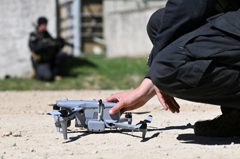 写真は４月、ドイツ南部ホーエンフェルスの米訓練施設で行われた米陸軍演習「コンバインド・リゾルブ」メディア公開日にドローンを手にする兵士。REUTERS/Angelika Warmuth
