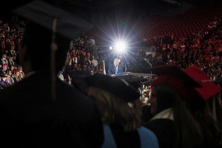 　５月１日、トランプ米大統領（写真）は、就任１００日の節目の行事の締めくくりに２０２４年の大統領選で圧勝したアラバマ州を訪れ、アラバマ大学で卒業生に「ロール・タイド」とエールを送った。同日、アラバマ大学で撮影（２０２５年　ロイター/Leah Millis）