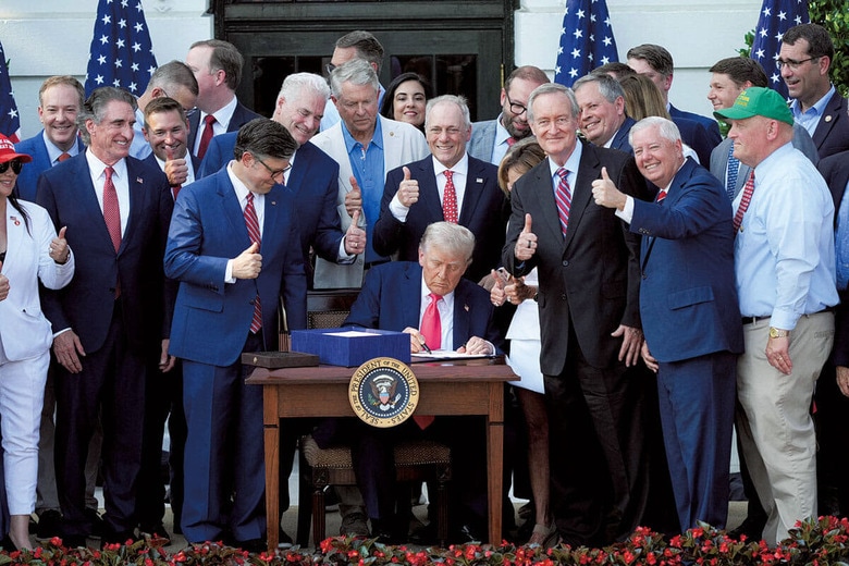 共和党議員が見守るなか、ホワイトハウスで法案に署名するトランプ大統領（7月4日）　KEN CEDENOｰREUTERS