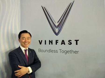 ベトナムの電気自動車（ＥＶ）メーカー、ビンファストはインド政府に対し、ＥＶに適用される１００％の輸入関税を約２年間引き下げてほしいと要請した。現地の生産工場が稼働するまで、消費者に同社の製品に慣れ親しんでもらえるようにするためだ。インド子会社のファム・サン・チャウ最高経営責任者（写真）が２５日、ロイターに明らかにした（２０２４年　ロイター／Praveen Paramasivam）
