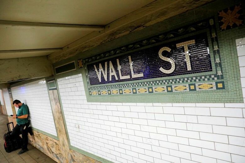 写真は2021年8月、米ニューヨーク、ウォール街の地下鉄駅ホームで撮影。REUTERS/Andrew Kelly