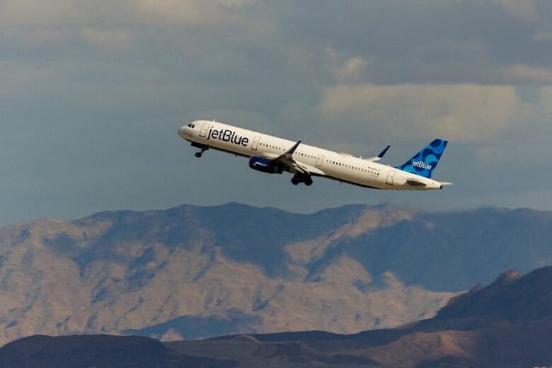 2024年2月8日、米ネバダ州ラスベガスの空港から離陸するジェットブルー航空の旅客機。REUTERS/Mike Blake