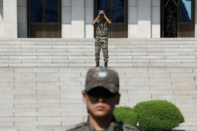 北朝鮮は６月１７日、韓国による特使派遣の提案を拒否したと明らかにし、非武装地帯に再び部隊を展開すると表明した。写真は韓国側を監視する北朝鮮兵士（奥）。2019年8月、南北非武装地帯で代表撮影(2020年　ロイター/Kim Hong-Ji）