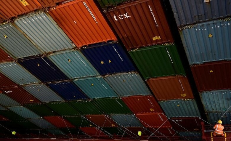 ９月１１日、英国の欧州連合（ＥＵ）離脱後、新しい税関検査の導入で年間４０億ポンド（５２億８０００万ドル）以上のコストがかかる見通しだ。シンクタンクの政府政策研究所（ＩｆＧ）が１１日、試算を公表した。写真は英フェリックストーの港で２０１５年１月撮影（２０１７年　ロイター／Toby Melville）