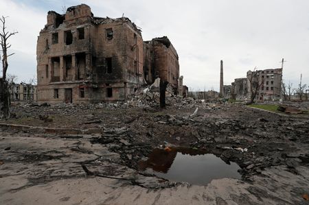 ６月７日、    ウクライナ軍はロシアがウクライナ兵士２１０人の遺体を返還したと明らかにした。マリウポリのアゾフスタリ製鉄所で５月撮影（２０２２年　ロイター/Alexander Ermochenko）