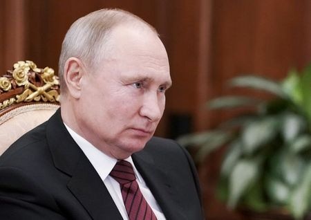 ３月２８日、ロシアのインタファクス通信によると、同国のプーチン大統領（写真）は放送局「第１チャンネル」のインタビューで、２３日に新型コロナウイルスワクチンの２回接種の初回分を受けた後、軽い副反応があったと明らかにした。モスクワの露大統領府で２４日撮影。大統領府提供（２０２１年　ロイター）