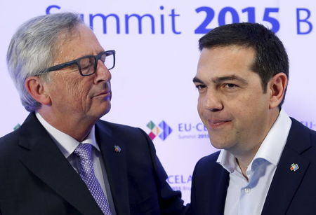 　６月１９日、欧州委員会のユンケル委員長は、ギリシャのチプラス首相に対し支援協議の決裂回避を自分に頼らないで欲しいと釘を差したことを明らかにした。欧州連合（ＥＵ）中南米サミットで顔を合わせたユンケル委員長（左）とチプラス首相、ブリュッセルで１０日撮影（２０１５年　ロイター／Francois Lenoir）