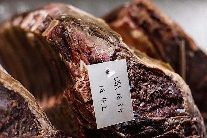 日米両政府は、米国産牛肉の日本輸入に関し、国内食肉事業者に打撃が懸念される急激な輸入増に対して発動される緊急輸入制限の発動基準数量を年間約24万トンとすることで合意する見通しだ。写真は米国からの輸入牛肉。2018年4月6日、中国北京で撮影（2019年　ロイター/Thomas Peter）