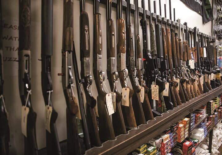 バージニア州マナッサスの銃砲店に陳列されるライフル（3月17日） YASIN OZTURKーANADOLU AGENCY／GETTY IMAGES