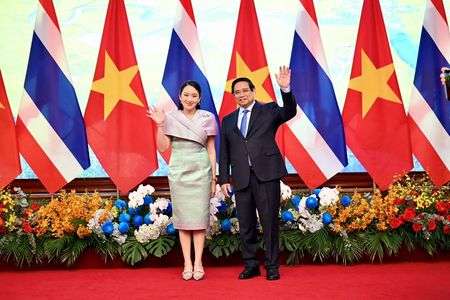 　５月１６日、ベトナムとタイは両国関係を包括的な戦略パートナーシップに格上げすると表明した。写真はベトナムを訪問中のタイのペートンタン・シナワット首相（左）とベトナムのファム・ミン・チン首相（右）。提供写真（２０２５年　ロイター）