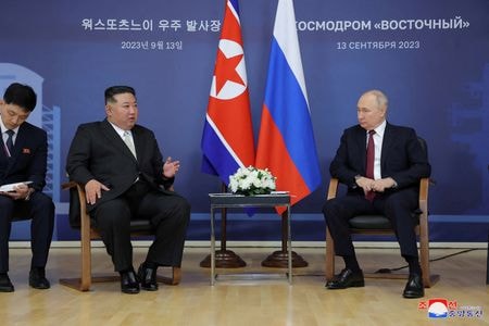 　ロシアは２９日、北朝鮮について主要国は新たなアプローチが必要だと指摘し、米国とその同盟国がアジアで軍事的緊張を高め、北朝鮮を「締め付け」ようとしていると非難した。２０２３年９月のロ朝首脳会談。朝鮮中央通信提供（２０２４年　ロイター）