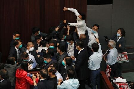 香港立法会（議会）で８日、委員会の議長選出を巡って親中派と民主派の議員が対立し、複数の民主派議員が警備員に議場から連れ出される騒ぎがあった。写真は５月８日、議会内で撮影（２０２０年　ロイター/Tyrone Siu）
