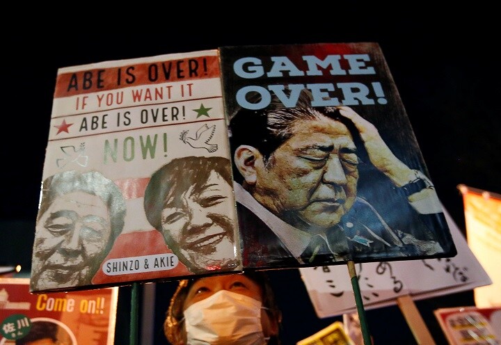 森友文書改ざんに抗議する官邸前デモ参加者が掲げるプラカード（3月12日）　Kim Kyung-Hoon-REUTERS