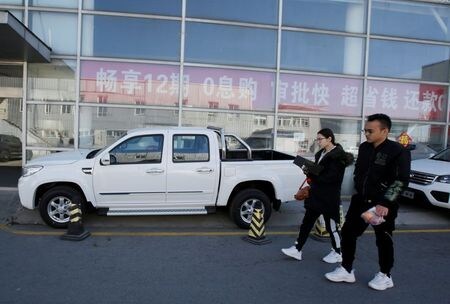 中国汽車工業協会（ＣＡＡＭ）のデータによると、３月の中国の自動車販売台数は前年同月比７４．９％増の２５３万台だった。増加は１２カ月連続。写真は、北京市郊外の自動車販売店で２０１９年３月２１日に撮影。（２０２１年　ロイター／Jason Lee）