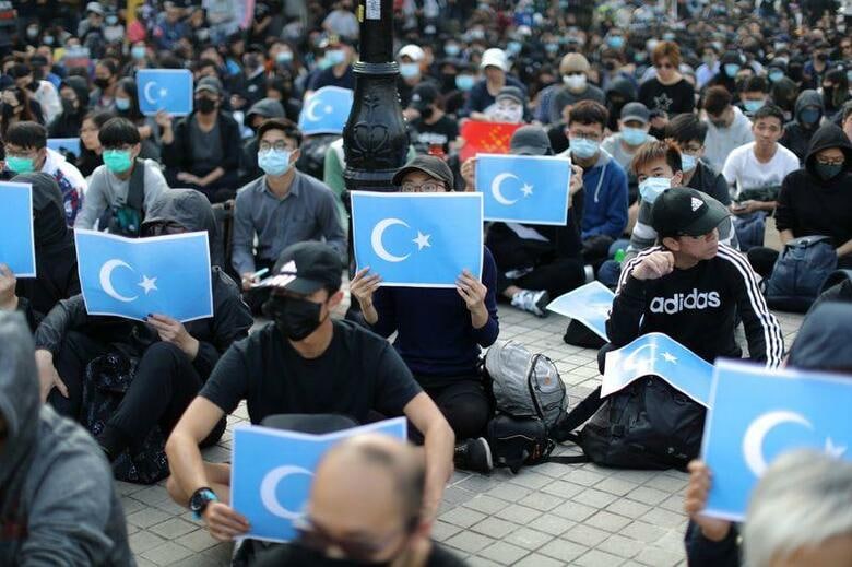 香港中心部で22日、新疆ウイグル自治区のイスラム教少数民族ウイグル族を支持する抗議集会が行われた。集会はおおむね平和的に行われたが、その後警察が催涙スプレーなどを使って排除に乗り出した。写真は12月22日撮影、香港で撮影（2019年　ロイター/Lucy Nicholson）