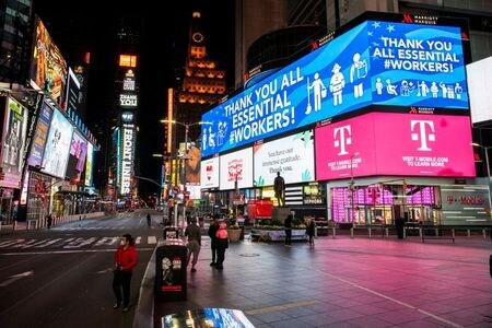 米国立アレルギー感染症研究所のファウチ所長は１０日、新型コロナウイルスの被害が大きいニューヨークなどでも改善の兆しが出ているが、行動規制を解除するのは時期尚早という見解を示した。ニューヨーク・タイムズスクエアで９日撮影（２０１９年　ロイター/EDUARDO MUNOZ）