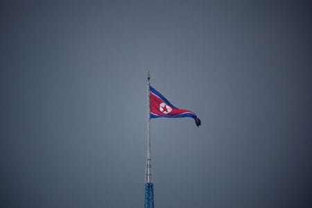 写真は北朝鮮国旗。2022年7月、非武装地帯内・板門店付近で代表撮影。REUTERS