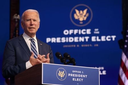 　１１月１２日、エジソン・リサーチによると、米大統領選の激戦州アリゾナ州では民主党のバイデン氏（写真）が勝利するとみられ、選挙結果を覆そうと法的措置に出ているトランプ大統領にとってさらに厳しい展開となった。写真は１０日、デラウェア州ウィルミントンで撮影（２０２０年　ロイター/Jonathan Ernst）  