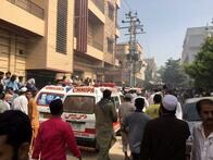 パキスタン旅客機が住宅街に墜落、80人の死亡確認　2人生存