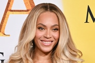 【写真】谷間が丸出し、フロントジップから胸が...ビヨンセの過激すぎるレーシングスーツ姿にネット騒然