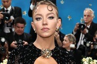 シドニー・スウィーニー、「谷間が丸出し」の衣装で会場を魅了...一方、「ペットへの扱い」には批判の声も