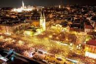 道を埋め尽くし歴史の転換を喜び合う…16年続いたオルバン政権が崩壊、歓喜するハンガリー国民と欧州