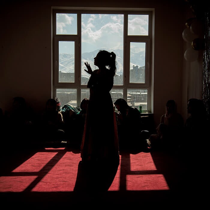 友人の誕生日会でダンスをするカブールの10代の少女たち。タリバン政権は今年8月、女性に屋外で顔を覆わせる一方で、公の場で大声を上げたり歌ったりすることを禁止する新たな法律を発効させた