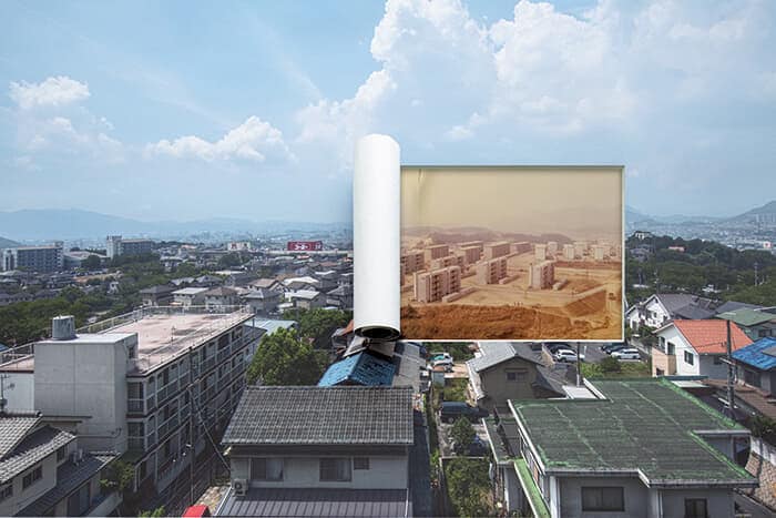 瀬戸内海沿岸の新工場稼働にともない、技術者や労働者が関東や西日本の各地から集まった。住宅を確保するため山を造成し、社宅や社員寮などが次々と建てられた。1962年に広島県福山市が出した報告書では、1960年と70年を比較して人口2倍、工業生産額10倍、所得6倍と推算。現在、団地は姿を消し、戸建ての住宅が広がる。（古写真協力：伊勢丘小学校）