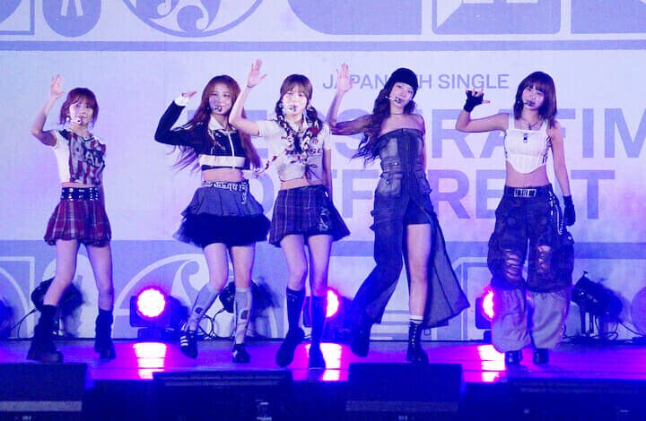 ショーケースで「DIFFERENT」を披露するLE SSERAFIM