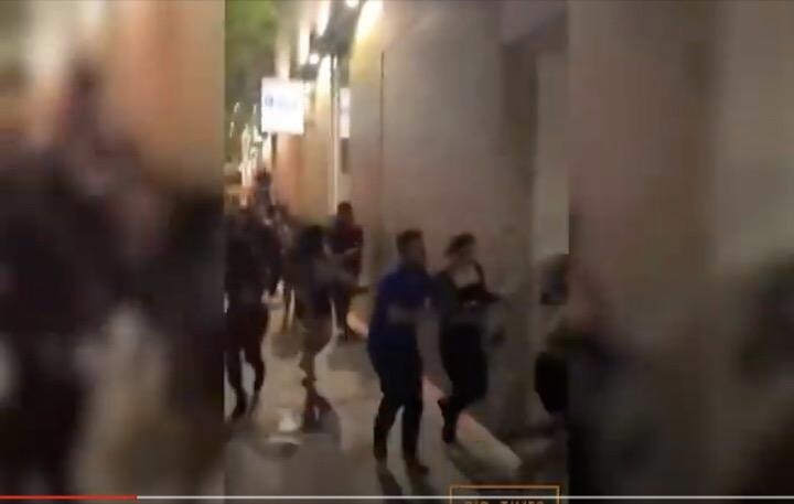 銃撃直後に逃げ惑う人々　KCRA News / YouTube