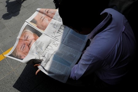 　６月１１日、トランプ米大統領は米朝首脳会談が「首尾よく運ぶ」可能性があるとし、楽観的な見方を示した。写真はシンガポールで同日撮影（２０１８年　ロイター/Tyrone Siu）