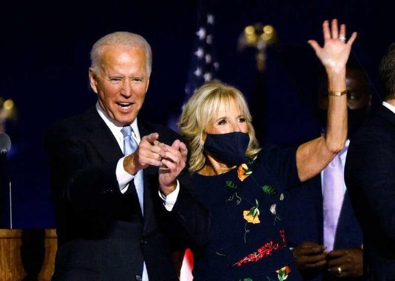 米次期大統領への当選を確実にした民主党のバイデン前副大統領は、勝利宣言から一夜明けた８日、新型コロナウイルス危機への対応や大きく分断された社会の修復に向けた計画の推進に動き出している。写真右は、バイデン夫人のジルさん。７日、地元デラウェア州のウィルミントンで撮影（２０２０年　ロイター/Jim Bourg）