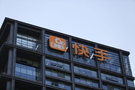 中国の動画投稿アプリ大手、快手科技が香港での新規株式公開（ＩＰＯ）の公開価格の仮条件を１０５─１１５香港ドルに設定したことがロイターが確認したタームシートで明らかになった。写真は北京市内にある同社ビルにつけられた企業ロゴ。２０１７年５月１０日に撮影。（２０２１年　ロイター／提供写真）