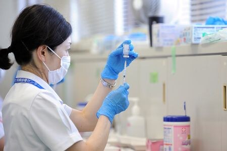 塩野義製薬は２８日、飲み薬タイプの新型コロナウイルス治療薬「ゾコーバ」（エンシトレルビル　フマル酸）について、第２／３相臨床試験の第３相パートで有意な効果が確認され、主要目的を達成したと発表した。写真は都内で２０２１年６月撮影（２０２２年　ロイター／David Mareuil）