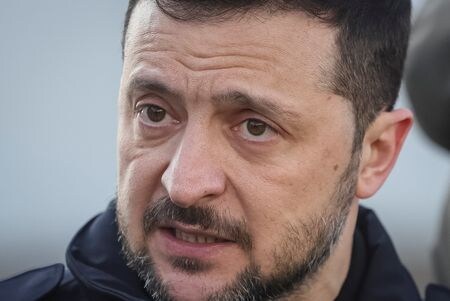 ウクライナのゼレンスキー大統領は１８日、ロシア・ウクライナ戦争の終結に向けた協議はウクライナ抜きでは実施できないと改めて強調し、１９日に予定していたサウジアラビア訪問を３月１０日に延期すると発表した。写真は１３日撮影（２０２５年　ロイター/Gleb Garanich）