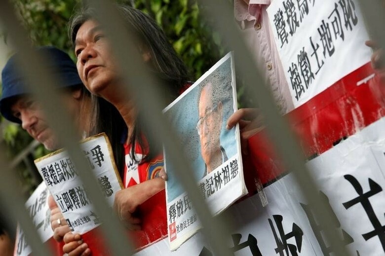 ９月１３日、香港メディアなどによると、中国広東省の烏坎村で、直接選挙で選ばれた前村長が実刑判決を受けたことをめぐり当局に抗議する村民らへの取り締まりが行われ、少なくとも住民１３人が逮捕された。写真は香港で９日撮影（２０１６年　ロイター／Bobby Yip）