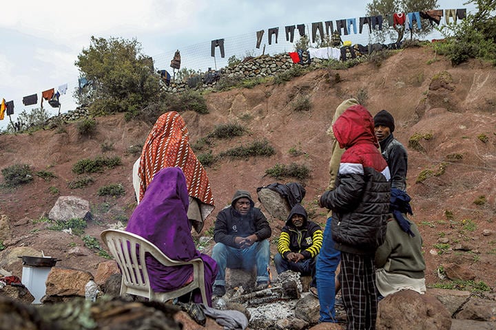 難民は入国前の待機も屋外で行うしかない（ギリシャのレスボス島）　ELIAS MARCOU-REUTERS