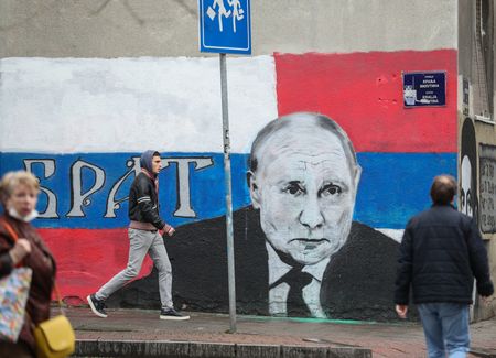 　４月２０日、ジョンソン英首相は、ウクライナを巡る和平交渉について、ロシアのプーチン大統領との協議は「ワニに足をかまれた」状態で話し合うようなものだとし、失敗に終わる可能性が高いとの見方を示した。壁に描かれたプーチン氏の絵、ベオグラードで２日撮影（２０２２年　ロイター／Antonio Bronic）
