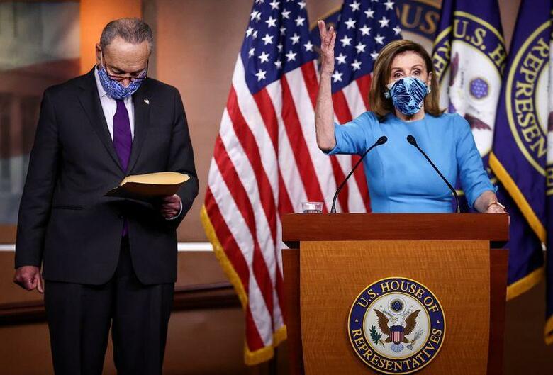 米議会民主党の幹部らは12日、新型コロナウイルス追加経済対策の交渉再開を求めたが、共和党側は支援策の規模を巡って民主党案に難色を示し、数カ月わたる行き詰まりはなお解消されていない。写真は会見する民主党指導部（2020年　ロイター/HANNAH MCKAY）