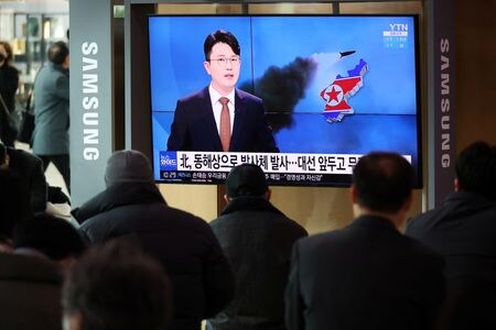 北朝鮮は、偵察衛星システムの開発のための「重要な実験」を５日再び行ったと発表した。国営の朝鮮中央通信（ＫＣＮＡ）が６日に伝えた。写真は北朝鮮によるミサイル発射を伝えるニュースを見る人々。韓国・ソウルで５日撮影。（2022年 ロイター/Kim Hong-Ji ）