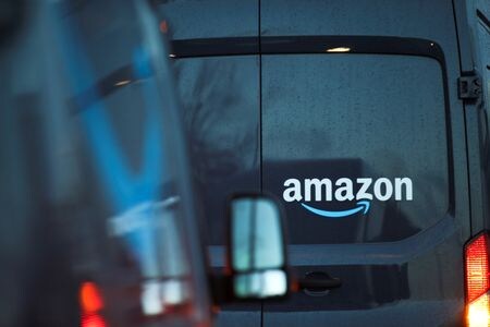 ３月２２日、米インターネット通販大手アマゾン・ドット・コムは、英国の倉庫従業員の最低初任時給を最大で０．５ポンド引き上げ１１ポンド（１３．５０ドル）─１２ポンドとした。これ以上の賃上げを求めていた労組は反発している。英国で２０２１年１１月撮影（２０２３年　ロイター/Carl Recine）