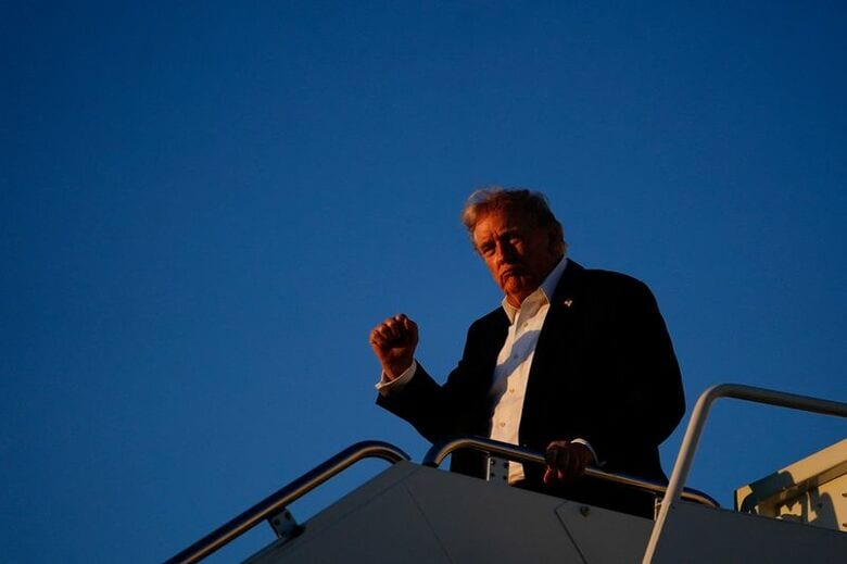 米アンドリュース統合基地に到着したトランプ大統領。３日撮影。REUTERS/Nathan Howard
