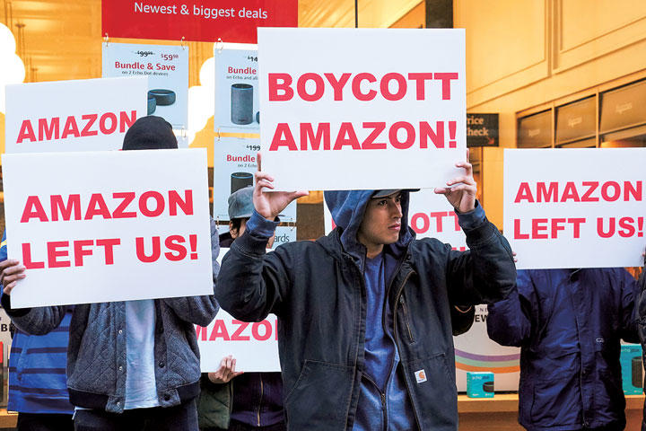 税優遇措置に税逃れ、同社従業員の搾取も問題視されている（ニューヨークのデモ）　Carlo Allegri-REUTERS